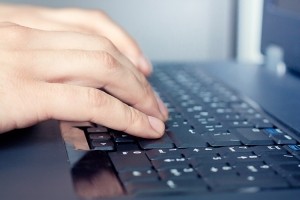 Computer reparation - Salg af nye og brugte computere hand over keyboard 1377963 m - Computer reparation - Salg af nye og brugte computere